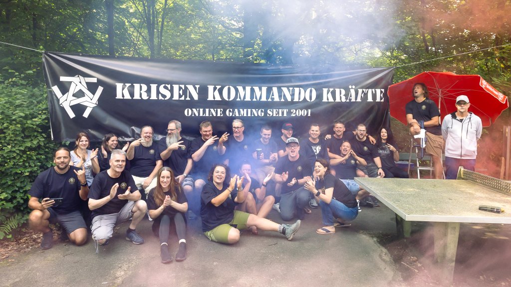 Gruppenfoto zum 25-jährigen Jubiläum der Krisen Kommando Kräfte vor dem Clan-Banner